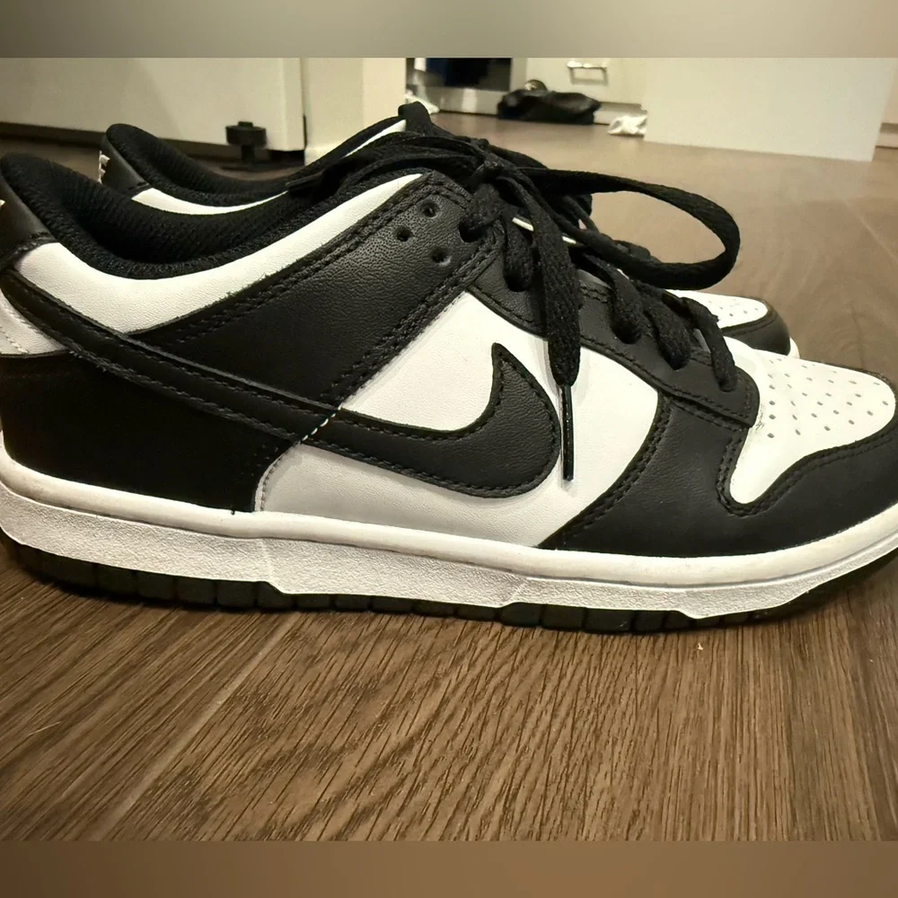 Nike Black and White Sneakers Classic Dunk Style - Picture 7 of 8